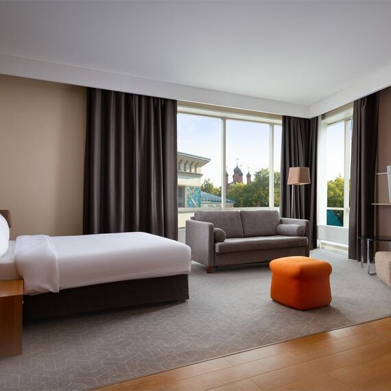 Улучшенный номер с кроватью размера 