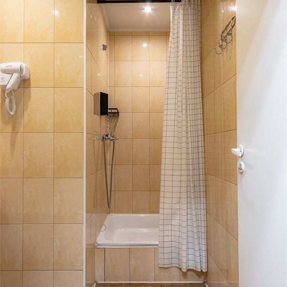 Улучшенный номер с 1 кроватью. Фото 1