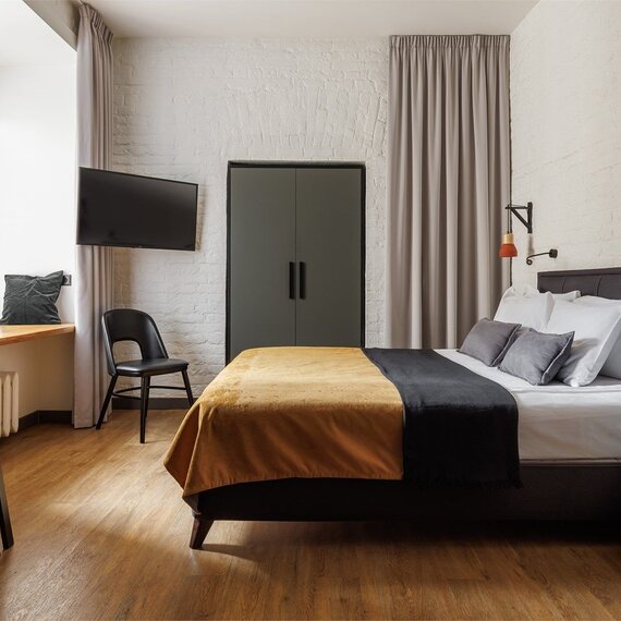 Улучшенный номер студио с видом во двор. Фото 1