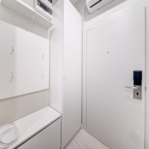 Студия с видом на бассейн и французским балконом 312. Фото 24