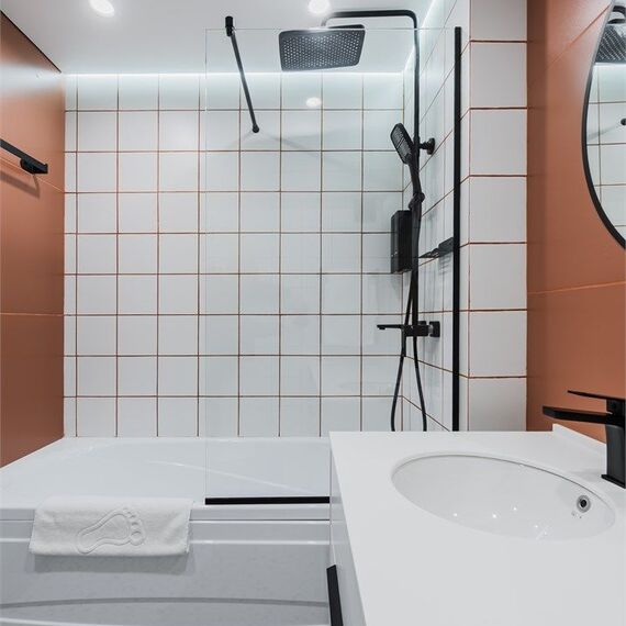 Классик с  1 двуспальной кроватью и ванной. Фото 9