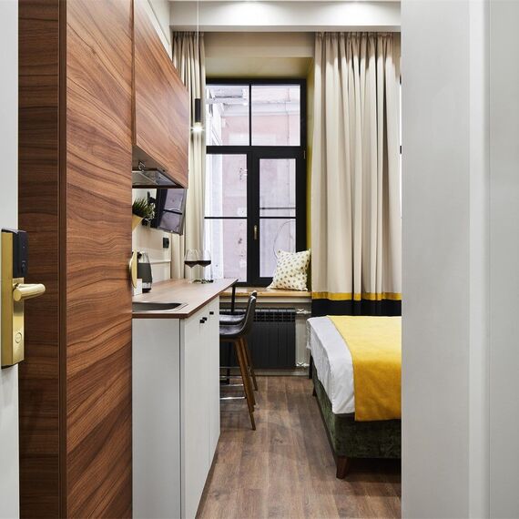 Номер студио с видом во двор. Фото 1