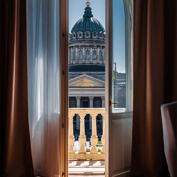 Люкс с балконом и видом на Казанский собор. Фото 1