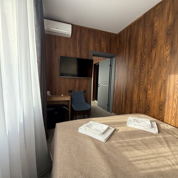 Двухкомнатный Четырехместный стандарт с 2-мя раздельными кроватями и двухместным диваном. Фото 2