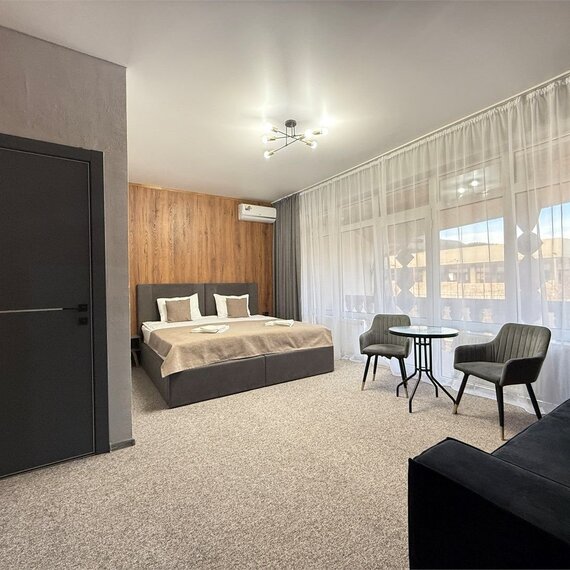 Однокомнатный люкс с балконом четырехместный. Фото 1