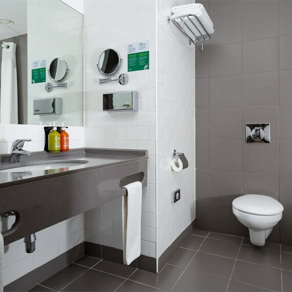 Улучшенный номер с кроватью размера 