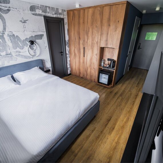 Классик с  1 двуспальной кроватью и ванной. Фото 2