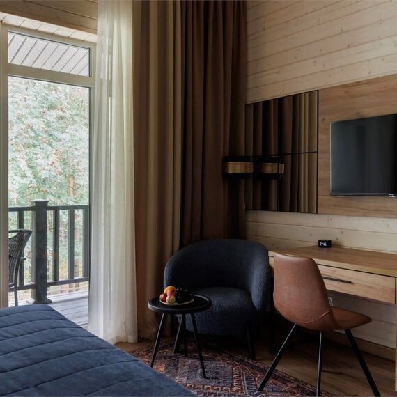 Комфорт с двуспальной кроватью, балконом и видом на лес. Фото 13