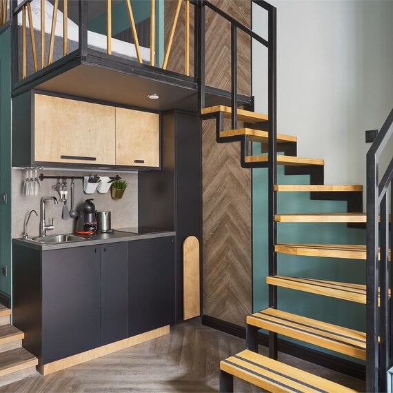 Двухуровневый номер-студио с видом на город. Фото 13