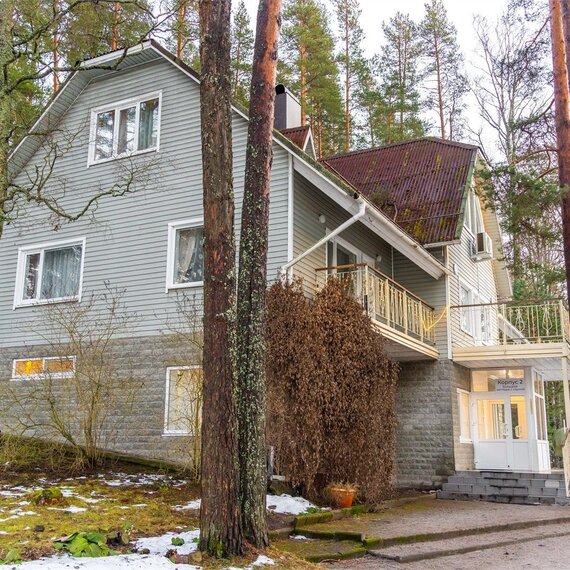 Большой трехэтажный коттедж с сауной (7 спален). Фото 1