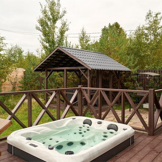 Коттедж с террасой и уличным джакузи. Фото 17