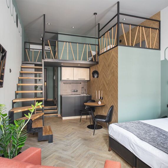 Двухуровневый номер-студио Делюкс с видом на город. Фото 1