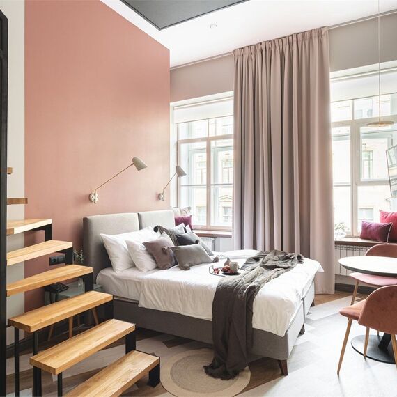 Двухуровневый номер-студио с видом на город. Фото 3