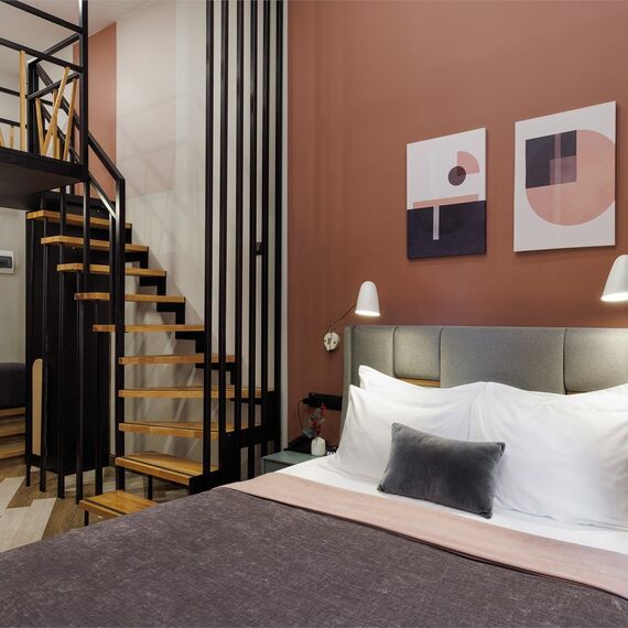 Двухуровневый номер-студио с видом во двор. Фото 1