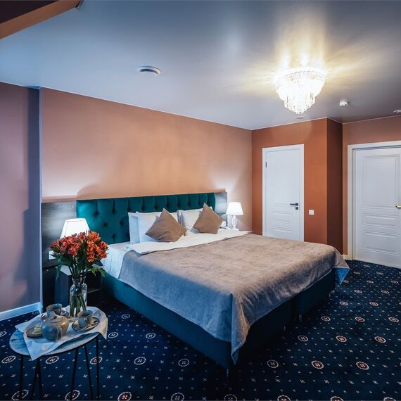 Номер на мансарде с окнами на Малую Конюшенную. Фото 2