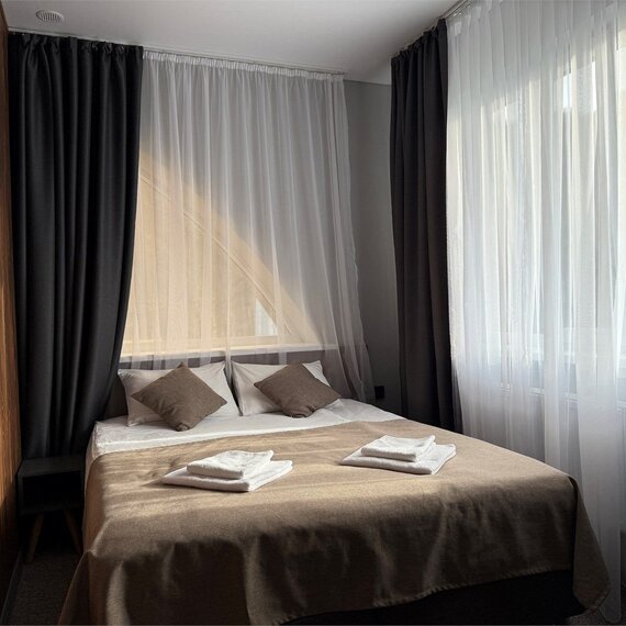 Двухкомнатный Четырехместный стандарт с 2-мя раздельными кроватями и двухместным диваном. Фото 1