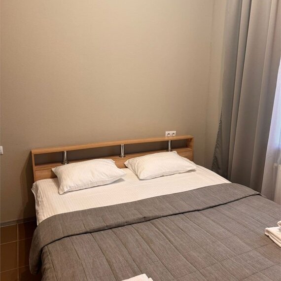 Улучшенный номер с 1 кроватью. Фото 1