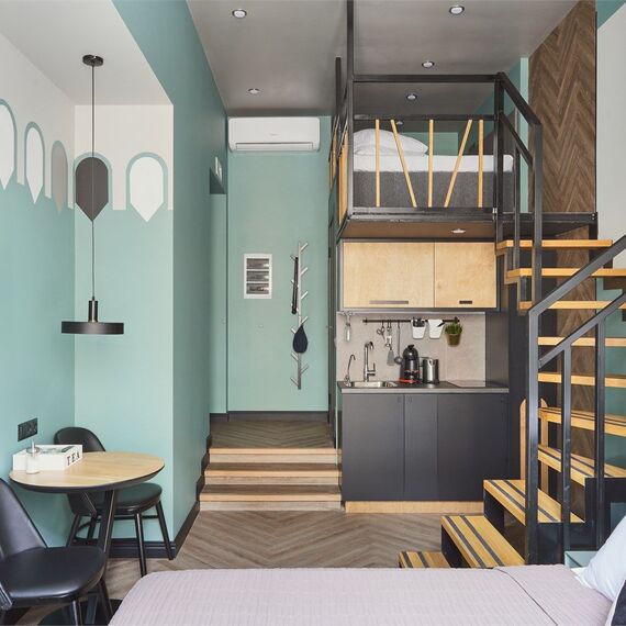 Двухуровневый номер-студио с видом на город. Фото 10