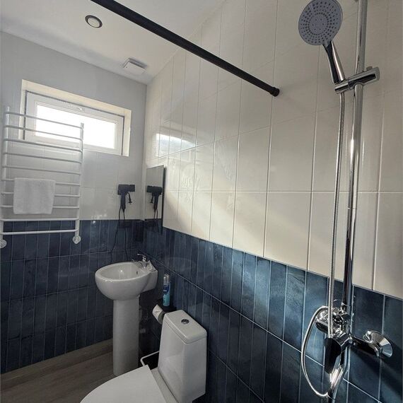 Двухкомнатный Четырехместный стандарт с 2-мя раздельными кроватями и двухместным диваном. Фото 6