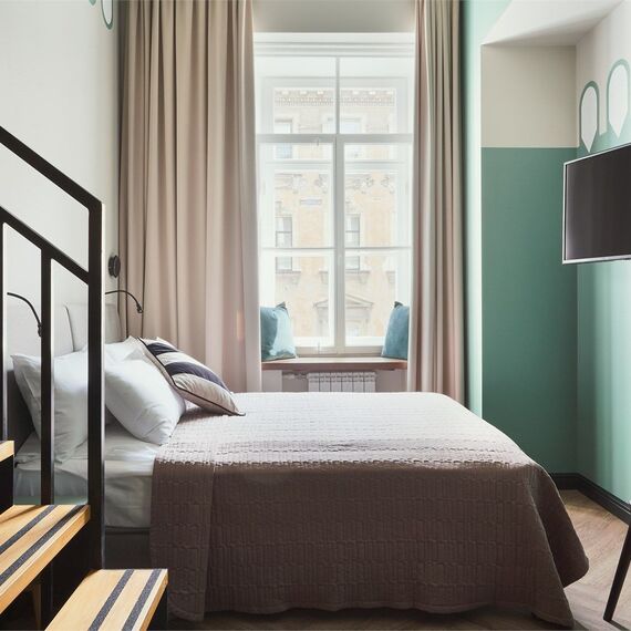 Двухуровневый номер-студио с видом на город. Фото 11