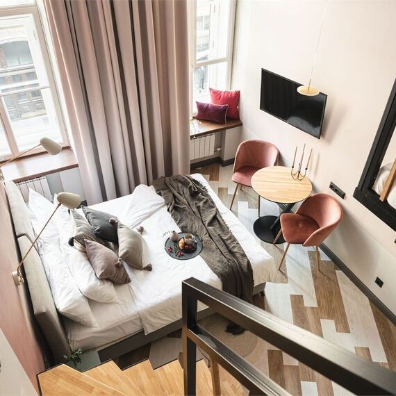 Двухуровневый номер-студио с видом на город. Фото 1