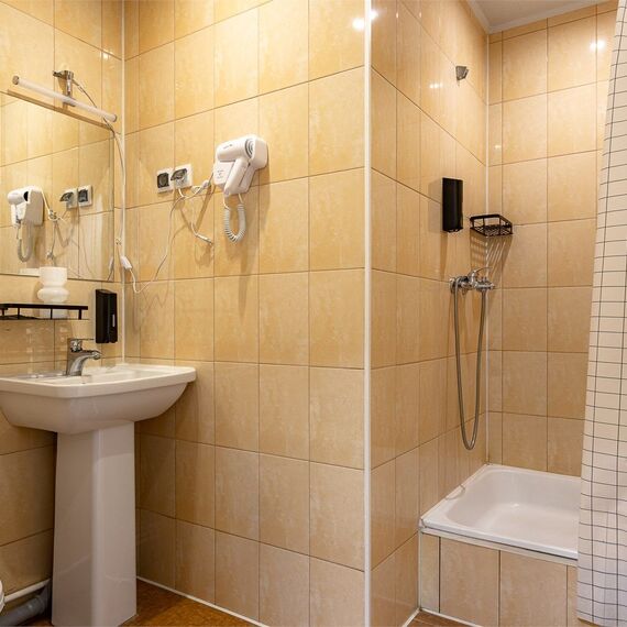 Улучшенный номер с 1 кроватью. Фото 2