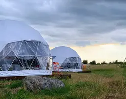 Купольный дом в глэмпинг парке КосмоСфера Купольный дом в глэмпинг парке КосмоСфера