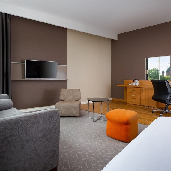 Улучшенный номер с кроватью размера 