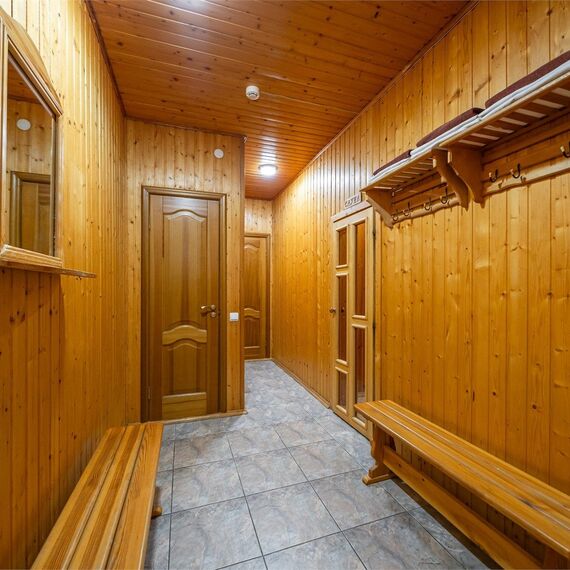Большой трехэтажный коттедж с сауной (7 спален). Фото 8