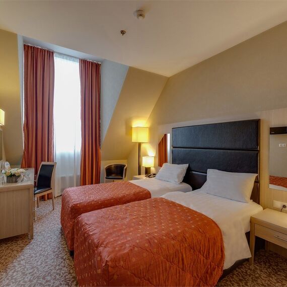 Стандарт мансардный с раздельными кроватями. Фото 1