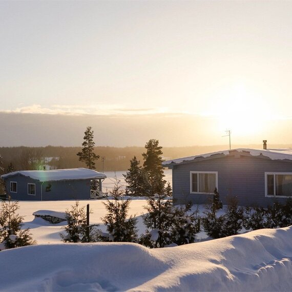 Большой дом с камином и кухней. Фото 25