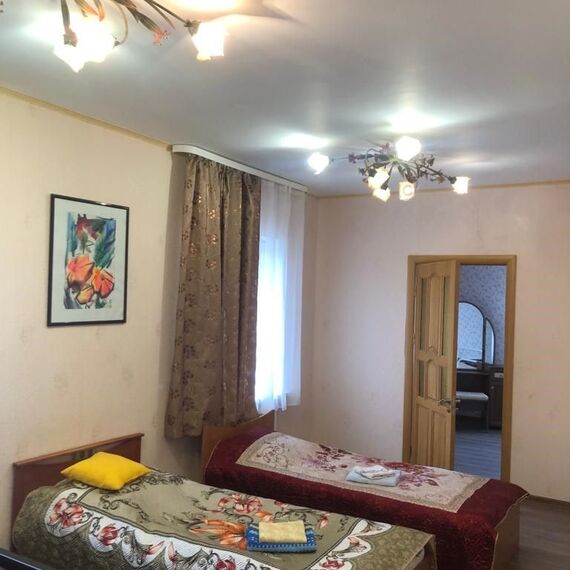 Четырехместный двухкомнатный номер. Фото 1