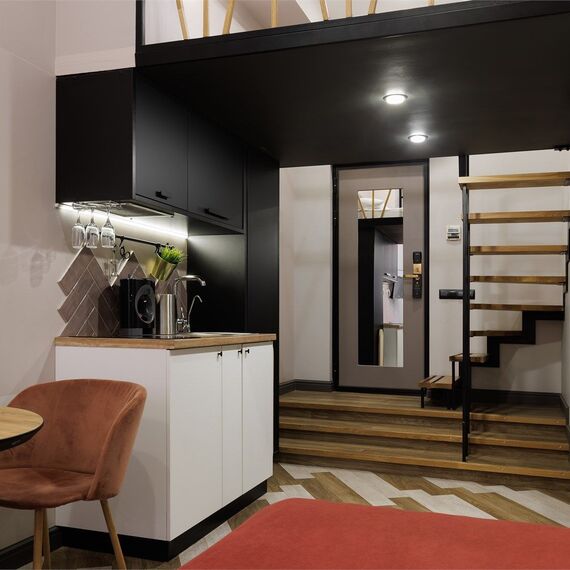 Двухуровневый номер-студио с видом во двор. Фото 4