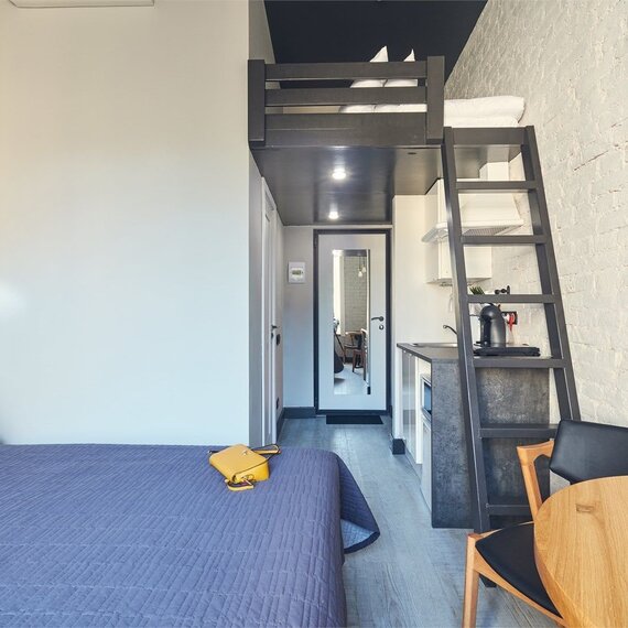 Улучшенный номер студио с видом во двор. Фото 7