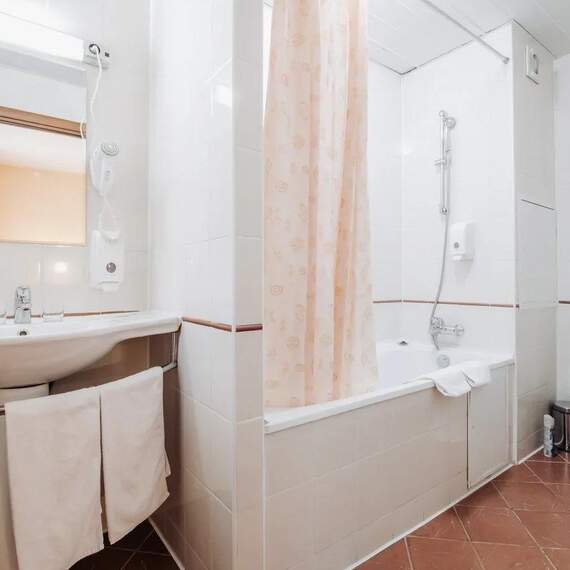 Стандартный номер с раздельными кроватями и диваном, корпус 8 (22 кв. м.). Фото 6