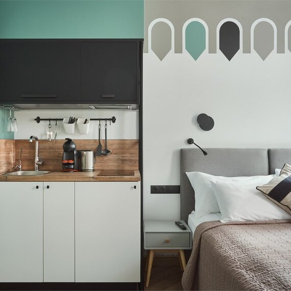 Двухуровневый номер-студио с видом на город. Фото 12