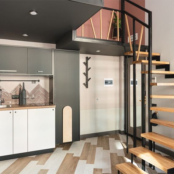 Двухуровневый номер-студио с видом на город. Фото 2