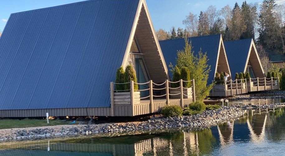 Отель The Les домик A-frame у воды - Фото 9