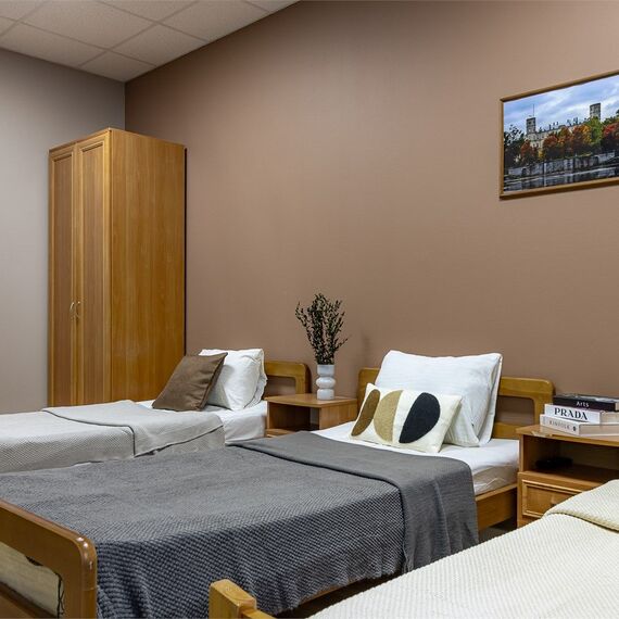 Трехместный номер с общей ванной комнатой. Фото 1