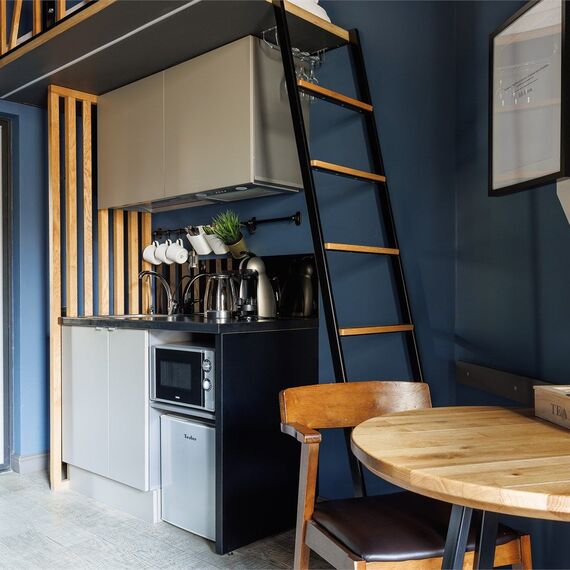 Улучшенный номер студио с видом во двор. Фото 15