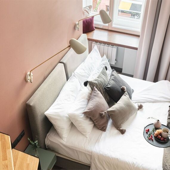 Двухуровневый номер-студио с видом на город. Фото 4