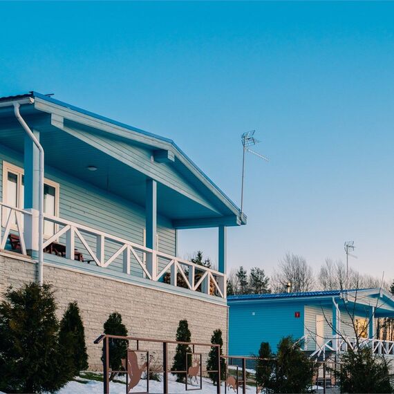 Большой дом с камином и кухней. Фото 22