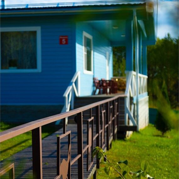 Большой дом с камином и кухней. Фото 14