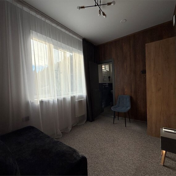 Двухкомнатный Четырехместный стандарт с 2-мя раздельными кроватями и двухместным диваном. Фото 5