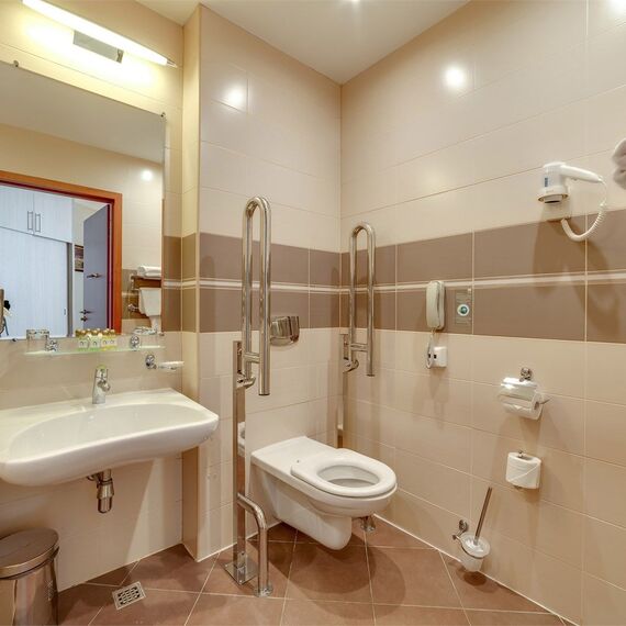 Номер, адаптированный для людей с ограниченными физическими возможностями. Фото 4