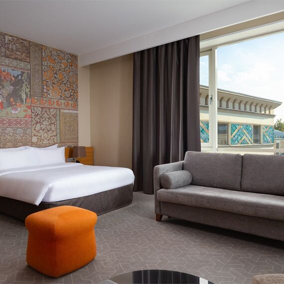 Улучшенный номер с кроватью размера 