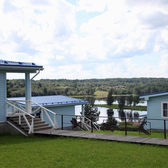 Большой дом с камином и кухней. Фото 16