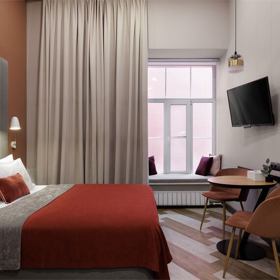 Двухуровневый номер-студио с видом во двор. Фото 3