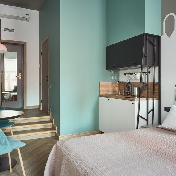 Двухуровневый номер-студио с видом на город. Фото 14