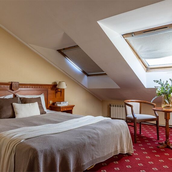 Улучшенный номер с мансардным окном. Фото 1